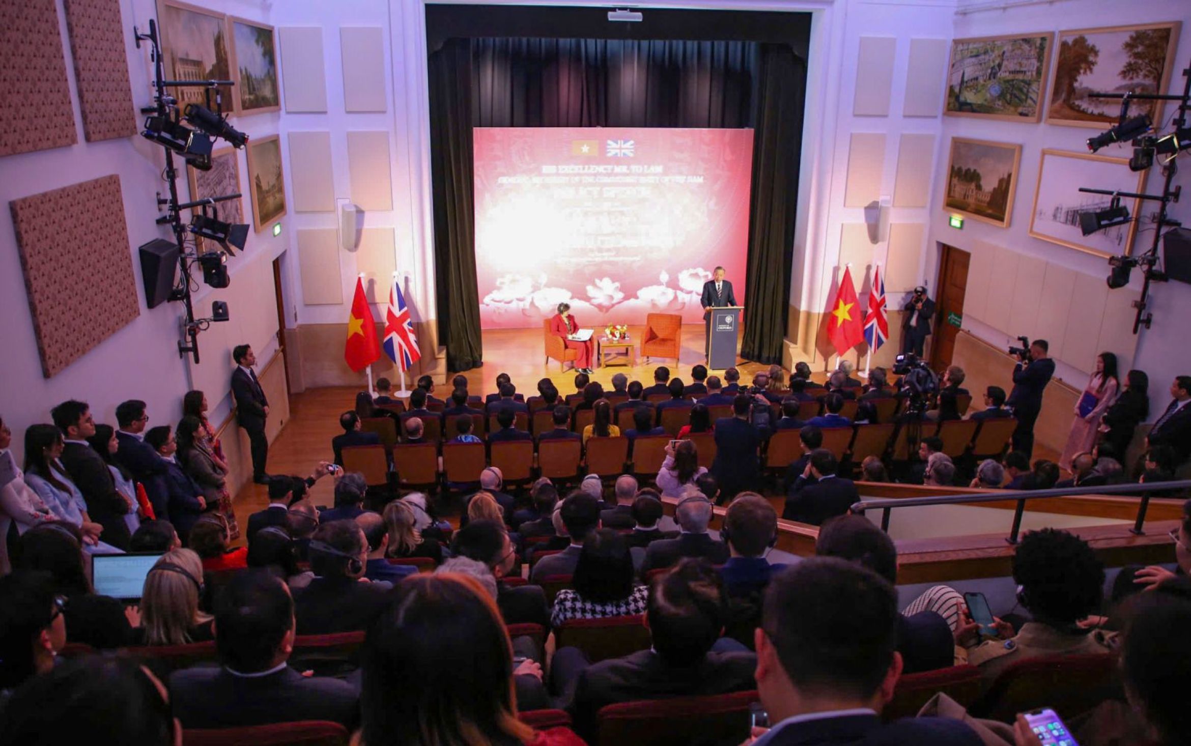 在英国,苏林总书记谈生死攸关的问题与越南的选择